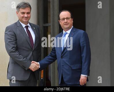 Le président français François Hollande salue le président du Conseil des ministres de Bosnie-Herzégovine, Denis Zvizdic, pour des pourparlers bilatéraux avant le 3e sommet des Balkans occidentaux des pays des Balkans et de l'UE dans la soirée à l'Elysée Palace à Paris, France, 04 juillet 2016. Photo de Christian Liewig/ABACAPRESS.COM Banque D'Images