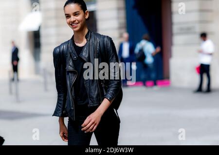 Street style, modèle après Schiaparelli automne-hiver 2016-2017 spectacle haute Couture tenu à la place Vendome, à Paris, France, le 4 juillet 2016. Photo de Marie-Paola Bertrand-Hillion/ABACAPRESS.COM Banque D'Images