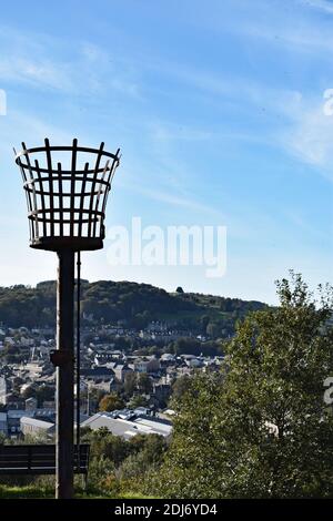 La ville de Kendal depuis le sommet de la colline où se trouve le château de Kendal. Un gros plan du gyrophare qui se trouve au sommet de la colline herbeuse. Kendal, Royaume-Uni Banque D'Images