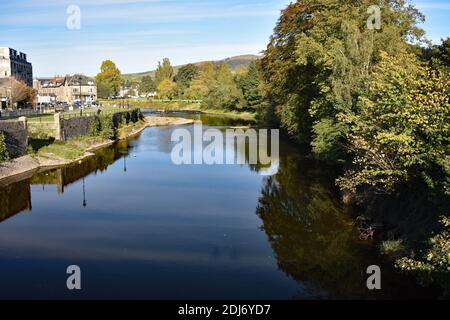 La rivière Kent, bordée d'arbres, traverse le centre-ville de Kendal, à Cumbria, en Angleterre. Banque D'Images