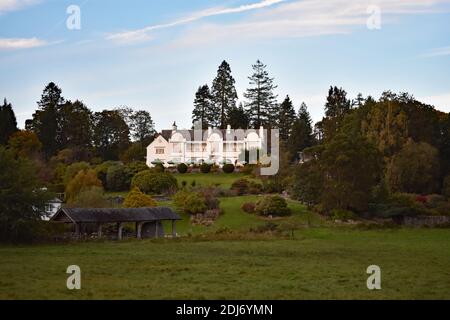 Brockhole sur Windermere, UNE grande propriété de campagne avec une ancienne maison sur la rive du lac Windermere dans le parc national de Lake District, Angleterre. Banque D'Images