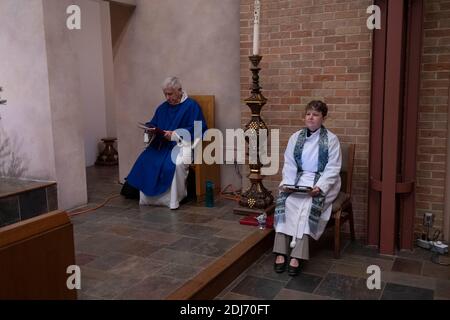 1 décembre 2020, Austin TX Etats-Unis: Pasteur senior, gauche, et pasteur de visite assis six se sentent à l'écart sur la chaire pendant un service live-streaming dimanche matin à l'église évangélique luthérienne Saint Martin. Aucun service en personne n'a été organisé depuis le début de mars en raison de la pandémie du coronavirus. ©Bob Daemmrich Banque D'Images