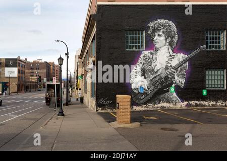 Fresque murale peinte du chanteur américain, auteur-compositeur, musicien, producteur de disques, danseur, acteur Prince au centre-ville de Minneapolis, Minnesota. Banque D'Images
