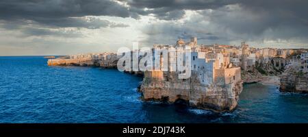 Un cliché panoramique de Polignano a Mare entouré par le mer sous un ciel orageux en Italie Banque D'Images