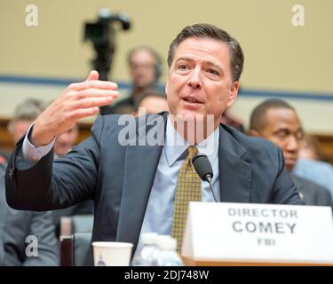 Le directeur du FBI, James Comey, témoigne devant la Commission de surveillance et de réforme gouvernementale de la Chambre des États-Unis après son annonce de mardi qu'il recommanderait de ne pas poursuivre l'ancienne secrétaire d'État américaine Hillary Clinton pour avoir maintenu un serveur privé sur Capitol Hill à Washington, DC, Etats-Unis, jeudi, 7 juillet 2016. Photo de Ron Sachs/CNP/ABACAPRESS.COM Banque D'Images