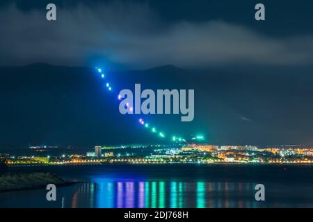 Station ville Gelendzhik avec des montagnes et éclairage de nuit reflété dans l'eau de la baie de mer. Banque D'Images