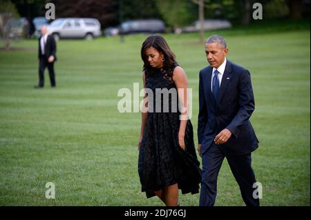 La première dame Michelle Obama et le président Barack Obama reviennent à la Maison Blanche après être arrivés avec Marine One le 12 juillet 2016 à Washington, DC, Etats-Unis. Les Obamas ont assisté à un service interreligieux avec les familles des policiers déchus et des membres de la communauté de Dallas. Photo par Olivier Douliery/ABACAPRESS.COM Banque D'Images