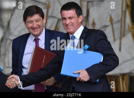 Le Premier ministre français Manuel Valls et le ministre des Affaires urbaines, de la Jeunesse et des Sports Patrick Kanner photographiés à l'Elysée Palace après la réunion hebdomadaire du cabinet, à Paris, en France, le 13 juillet 2016. Photo de Christian Liewig/ABACAPRESS.COM Banque D'Images