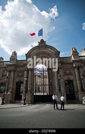 Le drapeau national français flotte en Berne au-dessus du Palais présidentiel de l'Elysée, à Paris, le 15 juillet 2016, après l'attaque terroriste qui a tué au moins 84 personnes et blessé des dizaines hier soir à Nice, dans le sud de la France. Le président Hollande a proclamé trois jours de deuil national. Photo de Nicolas Messyasz/Pool/ABACAPRESS.COM Banque D'Images