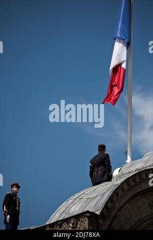 Le drapeau national français flotte en Berne au-dessus du Palais présidentiel de l'Elysée, à Paris, le 15 juillet 2016, après l'attaque terroriste qui a tué au moins 84 personnes et blessé des dizaines hier soir à Nice, dans le sud de la France. Le président Hollande a proclamé trois jours de deuil national. Photo de Nicolas Messyasz/Pool/ABACAPRESS.COM Banque D'Images
