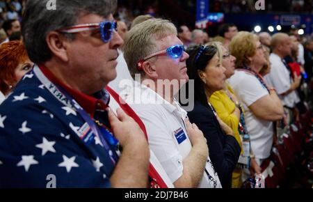 Les délégués font le serment d'allégeance le deuxième jour de la Convention nationale républicaine, le 19 juillet 2016, à la Quicken Loans Arena de Cleveland, OH, États-Unis. Photo par Olivier Douliery/ABACAPRESS.COM Banque D'Images