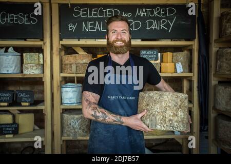 GRANDE-BRETAGNE / Angleterre / Man Holding cheese Banque D'Images