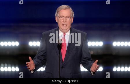 Le sénateur Mitch McConnell parle du deuxième jour de la convention nationale républicaine le 19 juillet 2016 à la Quicken Loans Arena de Cleveland, Cleveland, OH, États-Unis. Photo par Olivier Douliery/ABACAPRESS.COM Banque D'Images