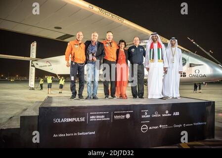 Solar Impulse 2 a atterri avec succès à Abu Dhabi avec Bertrand Piccard aux commandes, terminant la dernière étape du voyage Round-the-World à Abu Dhabi, Émirats Arabes Unis, le 26 juillet 2016. Parti d'Abu Dhabi le 9 mars 2015, le Round-the-World Solar Flight a pris plus de 500 heures de vol et a couvert 40.;000 km. Les fondateurs et pilotes suisses, Bertrand Piccard et André Borschberg ont pour objectif de démontrer comment l'esprit pionnier, l'innovation et les technologies propres peuvent changer le monde. Le duo a pris tour à tour de vol Solar Impulse 2, changeant à chaque arrêt et volera au-dessus de la mer d'Arabie, en Inde, au Myanmar, à CH Banque D'Images
