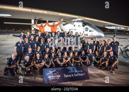 Solar Impulse a atterri avec succès à Abu Dhabi avec Bertrand Piccard aux commandes, terminant la dernière étape du voyage Round-the-World à Abu Dhabi, eau, le 26 juillet 2016. Parti d'Abu Dhabi le 9 mars 2015, le Round-the-World Solar Flight a pris plus de 500 heures de vol et a couvert 40.000 km. Les fondateurs et pilotes suisses, Bertrand Piccard et André Borschberg, ont pour objectif de démontrer comment l'esprit pionnier, l'innovation et les technologies propres peuvent changer le monde. Le duo a pris tour à tour de vol Solar Impulse 2, changeant à chaque arrêt et volera au-dessus de la mer d'Arabie, en Inde, au Myanmar, à CH Banque D'Images
