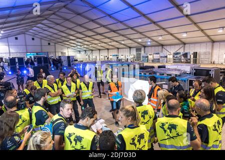 Solar Impulse débarque avec succès à Abu Dhabi avec Bertrand Piccard aux commandes, terminant la dernière étape du voyage Round-the-World, Abu Dhabi, eau, 26 juillet 2016. Parti d'Abu Dhabi le 9 mars 2015, le Round-the-World Solar Flight a pris plus de 500 heures de vol et a couvert 40.000 km. Les fondateurs et pilotes suisses, Bertrand Piccard et André Borschberg, ont pour objectif de démontrer comment l'esprit pionnier, l'innovation et les technologies propres peuvent changer le monde. Le duo a pris tour à tour de vol Solar Impulse 2, changeant à chaque arrêt et survolera la mer d'Arabie, l'Inde, le Myanmar, la Chine, Banque D'Images