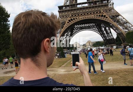 Les fans français jouent Pokemon Go à Paris, France, le 21 juillet 2016, jour du lancement officiel de l'application virale. La libération a été retardée d'une semaine pour des raisons de sécurité après l'attaque terroriste de Nice. Photo de Somer/ABACAPRESS.COM Banque D'Images