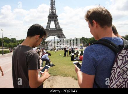 Les fans français jouent Pokemon Go à Paris, France, le 21 juillet 2016, jour du lancement officiel de l'application virale. La libération a été retardée d'une semaine pour des raisons de sécurité après l'attaque terroriste de Nice. Photo de Somer/ABACAPRESS.COM Banque D'Images