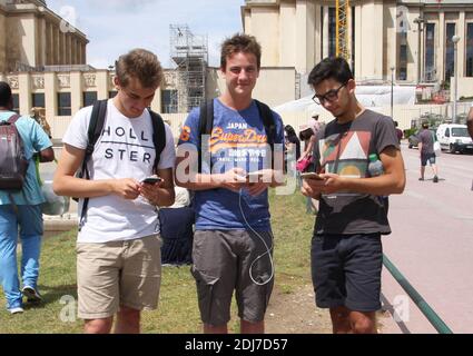 Les fans français jouent Pokemon Go à Paris, France, le 21 juillet 2016, jour du lancement officiel de l'application virale. La libération a été retardée d'une semaine pour des raisons de sécurité après l'attaque terroriste de Nice. Photo de Somer/ABACAPRESS.COM Banque D'Images