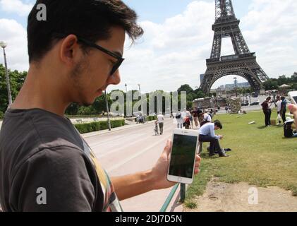 Les fans français jouent Pokemon Go à Paris, France, le 21 juillet 2016, jour du lancement officiel de l'application virale. La libération a été retardée d'une semaine pour des raisons de sécurité après l'attaque terroriste de Nice. Photo de Somer/ABACAPRESS.COM Banque D'Images