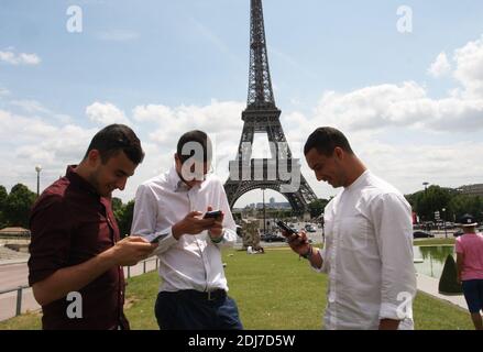 Les fans français jouent Pokemon Go à Paris, France, le 21 juillet 2016, jour du lancement officiel de l'application virale. La libération a été retardée d'une semaine pour des raisons de sécurité après l'attaque terroriste de Nice. Photo de Somer/ABACAPRESS.COM Banque D'Images