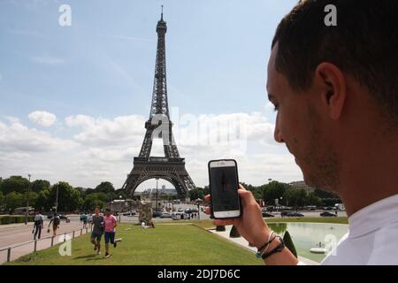 Les fans français jouent Pokemon Go à Paris, France, le 21 juillet 2016, jour du lancement officiel de l'application virale. La libération a été retardée d'une semaine pour des raisons de sécurité après l'attaque terroriste de Nice. Photo de Somer/ABACAPRESS.COM Banque D'Images