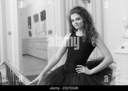 Photo noir et blanc de la ballerine flexible et mince jeune fille. NB Banque D'Images