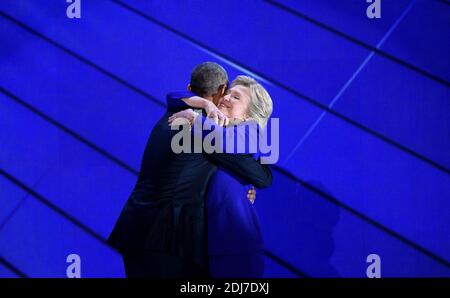 Le président Barack Obama fait l'impasse sur la scène du président démocrate Nominee Hillary Clinton lors de la troisième journée de la convention nationale démocratique le 27 juillet 2016 au Wells Fargo Center, Philadelphie, Pennsylvanie, photo par Olivier Douliery/Abacapress.com Banque D'Images