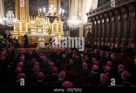 Le pape François rencontre des évêques polonais à la cathédrale du château royal de Wawel à Cracovie, en Pologne, le 27 juillet 2016. Le pape François est à Cracovie pour célébrer la Journée mondiale de la Jeunesse, l'événement au cours duquel se réunissent des centaines de milliers de jeunes du monde entier. Photo par ABACAPRESS.COM Banque D'Images