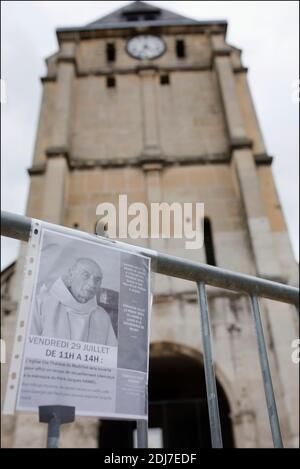 Devant l'église dans laquelle le prêtre a été tué lors d'une cérémonie d'hommage le 28 juillet 2016 à Saint-Etienne-du-Rouvray, en France, au prêtre français Jacques Hamel qui a été tué il y a deux jours dans l'église lors d'une prise d'otages revendiquée par le groupe de l'État islamique. Les enquêteurs français ont formellement identifié le second jihadiste qui a attaqué une église et tué un prêtre, un jeune homme connu des autorités après avoir essayé de se rendre en Syrie, a déclaré une source dans le bureau du procureur le 28 juillet. Ils l'ont nommé Abdel Malik Petitjean, 19 ans, qui a été tué par la police lors de l'attaque le long de wi Banque D'Images