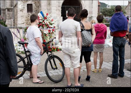 Devant l'église dans laquelle le prêtre a été tué lors d'une cérémonie d'hommage le 28 juillet 2016 à Saint-Etienne-du-Rouvray, en France, au prêtre français Jacques Hamel qui a été tué il y a deux jours dans l'église lors d'une prise d'otages revendiquée par le groupe de l'État islamique. Les enquêteurs français ont formellement identifié le second jihadiste qui a attaqué une église et tué un prêtre, un jeune homme connu des autorités après avoir essayé de se rendre en Syrie, a déclaré une source dans le bureau du procureur le 28 juillet. Ils l'ont nommé Abdel Malik Petitjean, 19 ans, qui a été tué par la police lors de l'attaque le long de wi Banque D'Images