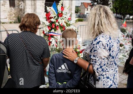 Devant l'église dans laquelle le prêtre a été tué lors d'une cérémonie d'hommage le 28 juillet 2016 à Saint-Etienne-du-Rouvray, en France, au prêtre français Jacques Hamel qui a été tué il y a deux jours dans l'église lors d'une prise d'otages revendiquée par le groupe de l'État islamique. Les enquêteurs français ont formellement identifié le second jihadiste qui a attaqué une église et tué un prêtre, un jeune homme connu des autorités après avoir essayé de se rendre en Syrie, a déclaré une source dans le bureau du procureur le 28 juillet. Ils l'ont nommé Abdel Malik Petitjean, 19 ans, qui a été tué par la police lors de l'attaque le long de wi Banque D'Images