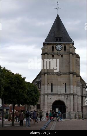 Devant l'église dans laquelle le prêtre a été tué lors d'une cérémonie d'hommage le 28 juillet 2016 à Saint-Etienne-du-Rouvray, en France, au prêtre français Jacques Hamel qui a été tué il y a deux jours dans l'église lors d'une prise d'otages revendiquée par le groupe de l'État islamique. Les enquêteurs français ont formellement identifié le second jihadiste qui a attaqué une église et tué un prêtre, un jeune homme connu des autorités après avoir essayé de se rendre en Syrie, a déclaré une source dans le bureau du procureur le 28 juillet. Ils l'ont nommé Abdel Malik Petitjean, 19 ans, qui a été tué par la police lors de l'attaque le long de wi Banque D'Images