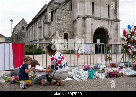 Devant l'église dans laquelle le prêtre a été tué lors d'une cérémonie d'hommage le 28 juillet 2016 à Saint-Etienne-du-Rouvray, en France, au prêtre français Jacques Hamel qui a été tué il y a deux jours dans l'église lors d'une prise d'otages revendiquée par le groupe de l'État islamique. Les enquêteurs français ont formellement identifié le second jihadiste qui a attaqué une église et tué un prêtre, un jeune homme connu des autorités après avoir essayé de se rendre en Syrie, a déclaré une source dans le bureau du procureur le 28 juillet. Ils l'ont nommé Abdel Malik Petitjean, 19 ans, qui a été tué par la police lors de l'attaque le long de wi Banque D'Images