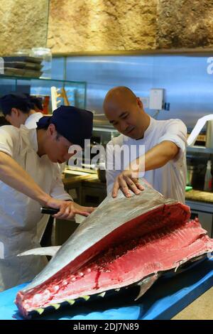 Zuma Restaurant Hong Kong. Performance de coupe de thon rouge par la tête Chef sushi Banque D'Images