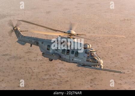 Photo du dossier en date du 11 janvier 2016 montre un hélicoptère Caracal de l'escadron d'hélicoptères EH 01/67 Pyrénées lors d'un exercice de ravitaillement en vol avec un KC-130J de l'US Air Force. Au Tchad dans le cadre de l'opération Barkhane. La France a accepté de vendre 30 hélicoptères militaires Caracal au Koweït dans le cadre du partenariat stratégique des pays. Le ministère français de la Défense a déclaré dans une déclaration que l'accord de mardi valait plus d'un milliard d'euros (1.1 milliards de dollars). Photo de l'Etat Major des Armees/ECPAD/ABACAPRESS.COM Banque D'Images