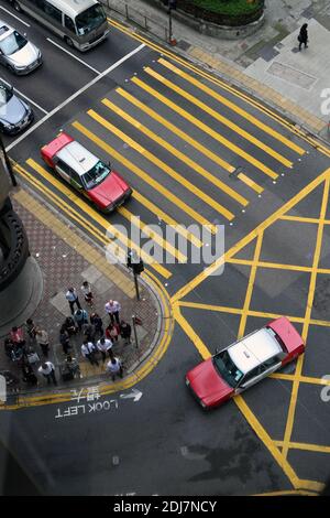 Vue panoramique de Queens Road, dans le centre de Hong Kong à la journée de ci-dessus.passage piéton . Banque D'Images