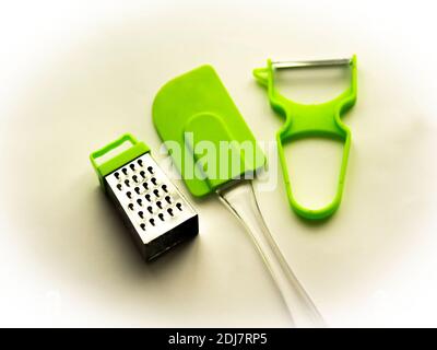 Photo d'une grille de cuisine en métal avec trous ovales sur la table de cuisine Banque D'Images