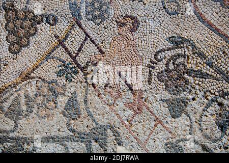 Merida, Espagne - 13 décembre 2020 : mosaïque d'automne. Enfants non vêtus grimpant les escaliers et portant des paniers de raisin. Amphithéâtre House, Merida Banque D'Images