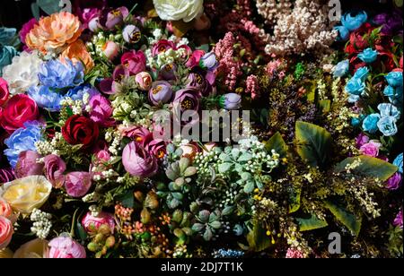 Art floral coloré de fleurs artificielles en vue Banque D'Images