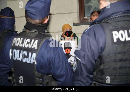 Cracovie, Pologne, décembre 13 2020: Les policiers arrêtent, entourent et contrôlent les femmes protestant contre l'interdiction de l'avortement, le gouvernement, avec une affiche, dans la rue Banque D'Images