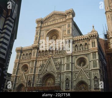 FACHADA NEOGOTICA, 1876/1887. Auteur : EMILIO DE FABRIS. Lieu : CATHÉDRALE DE SANTA MARIA DEL FIORE. Florenz. ITALIA. Banque D'Images