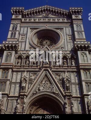 DETALLE DE LA FACHADA NEOGOTICA, 1876/1887. AUTEUR: EMILIO DE FABROS. EMPLACEMENT: CATEDRAL DE SANTA MARIA DEL FIORE. Florenz. ITALIE. Banque D'Images