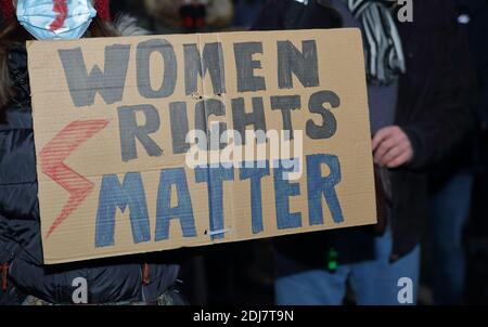 Cracovie, Pologne - décembre 13 2020 : bannière avec slogan DROITS DES FEMMES et symbole de grève des femmes tenue par des manifestants lors de manifestations à Cracovie Banque D'Images