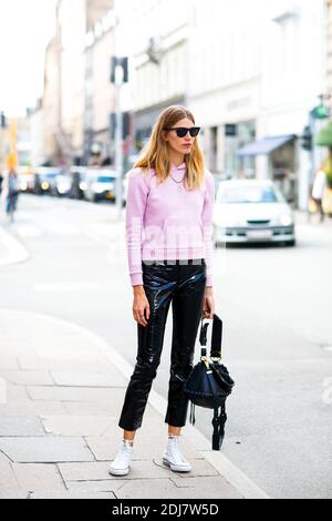 Street style, Veronika Heilbrunner arrivant au Randy Spring Summer 2017 show tenu à Andersen s , à Copenhague, Danemark, le 12 août 2016. Photo de Marie-Paola Bertrand-Hillion/ABACAPRESS.COM Banque D'Images