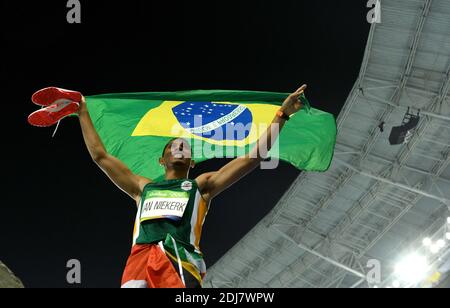 Wayde van Niekerk, d'Afrique du Sud, célèbre après avoir remporté la finale masculine de 400 mètres le jour 9 des Jeux Olympiques de Rio 2016 au stade olympique le 14 août 2016 à Rio de Janeiro, au Brésil. Photo de Lionel Hahn/ABACAPRESS.COM Banque D'Images