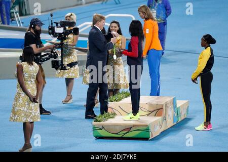 Le roi Wilhelm-Alexander de Nederland décerne la médaille d'or de l'épreuve féminine de 200 m à Elaine Thompson, de la Jamaïque, et la médaille d'argent à Dafne Schippers, de Nederland, au stade olympique de Rio, au Brésil, le 18 août 2016. Photo de Henri Szwarc/ABACAPRESS.COM Banque D'Images