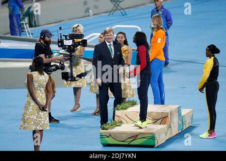 Le roi Wilhelm-Alexander de Nederland décerne la médaille d'or de l'épreuve féminine de 200 m à Elaine Thompson, de la Jamaïque, et la médaille d'argent à Dafne Schippers, de Nederland, au stade olympique de Rio, au Brésil, le 18 août 2016. Photo de Henri Szwarc/ABACAPRESS.COM Banque D'Images