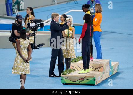 Le roi Wilhelm-Alexander de Nederland décerne la médaille d'or de l'épreuve féminine de 200 m à Elaine Thompson, de la Jamaïque, et la médaille d'argent à Dafne Schippers, de Nederland, au stade olympique de Rio, au Brésil, le 18 août 2016. Photo de Henri Szwarc/ABACAPRESS.COM Banque D'Images