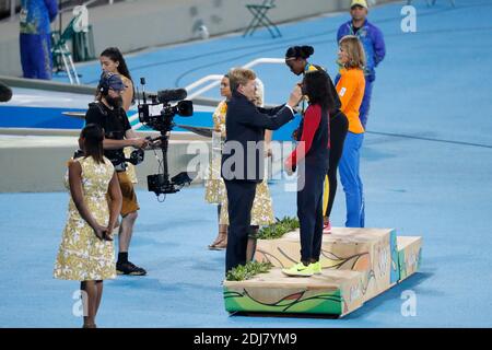 Le roi Wilhelm-Alexander de Nederland décerne la médaille d'or de l'épreuve féminine de 200 m à Elaine Thompson, de la Jamaïque, et la médaille d'argent à Dafne Schippers, de Nederland, au stade olympique de Rio, au Brésil, le 18 août 2016. Photo de Henri Szwarc/ABACAPRESS.COM Banque D'Images